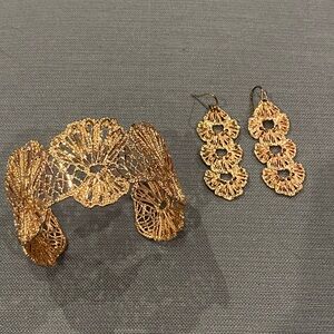 Gorgeous shinny rose gold/copper color cuff and earrings set